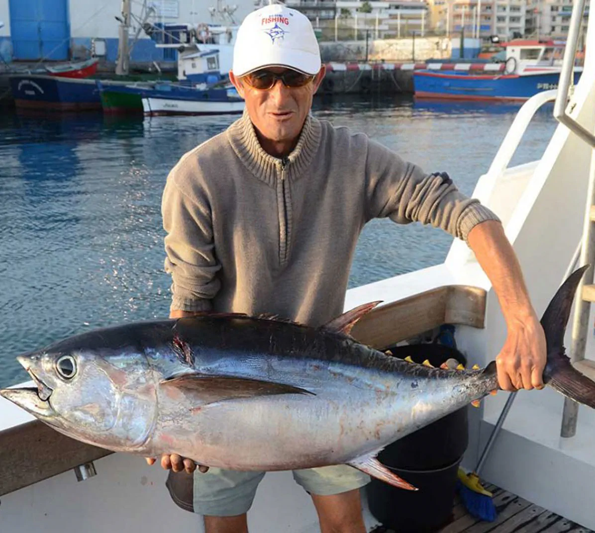 pescador con captura de atún pescador con captura de atún