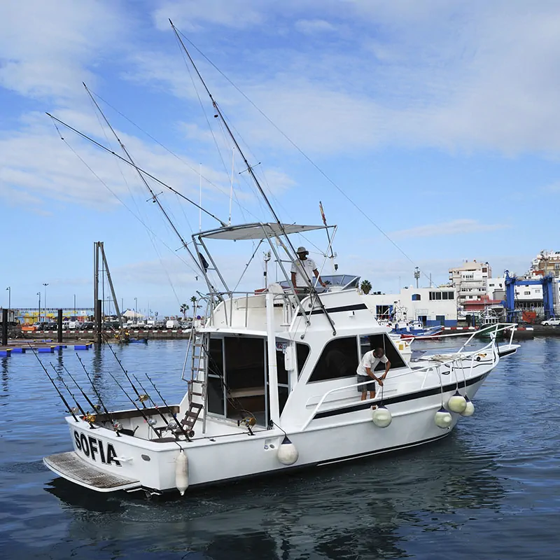 Skibet "Yate Sofia" sætter sejl fra havnen i Los Cristianos på Tenerife