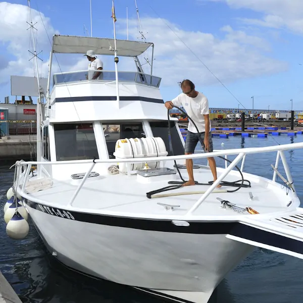 Yate Sofia and her crew set sail from the Port of Los Cristianos