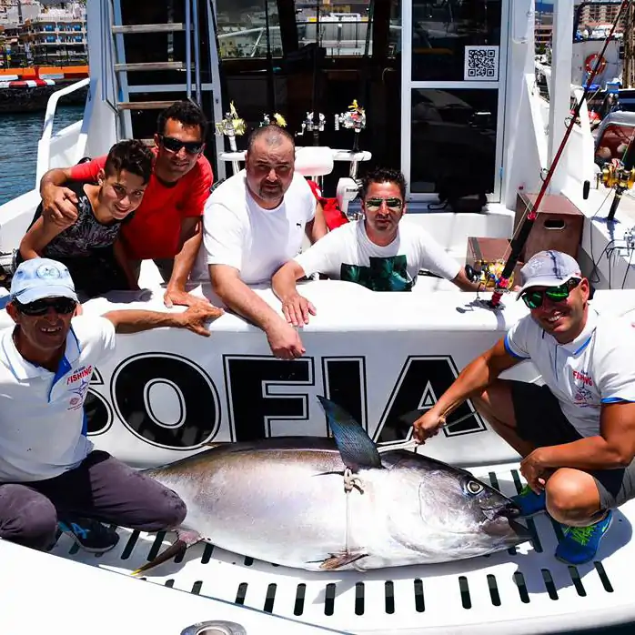 Tonno Bigeye 130KG Yate Sofia Tenerife cuatro personas con capturas de pesca de altura en Tenerife